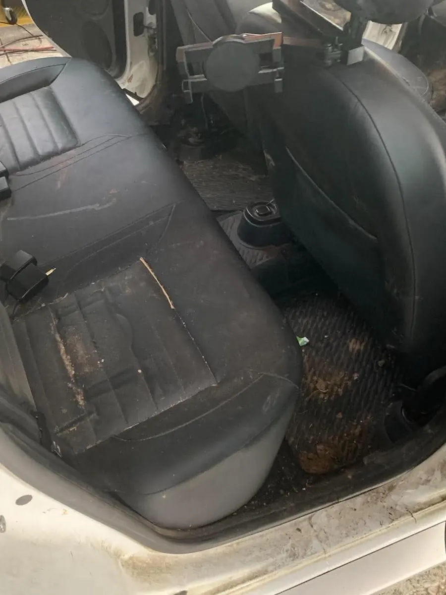 Avant : banquette tachée et sol arrière sale
