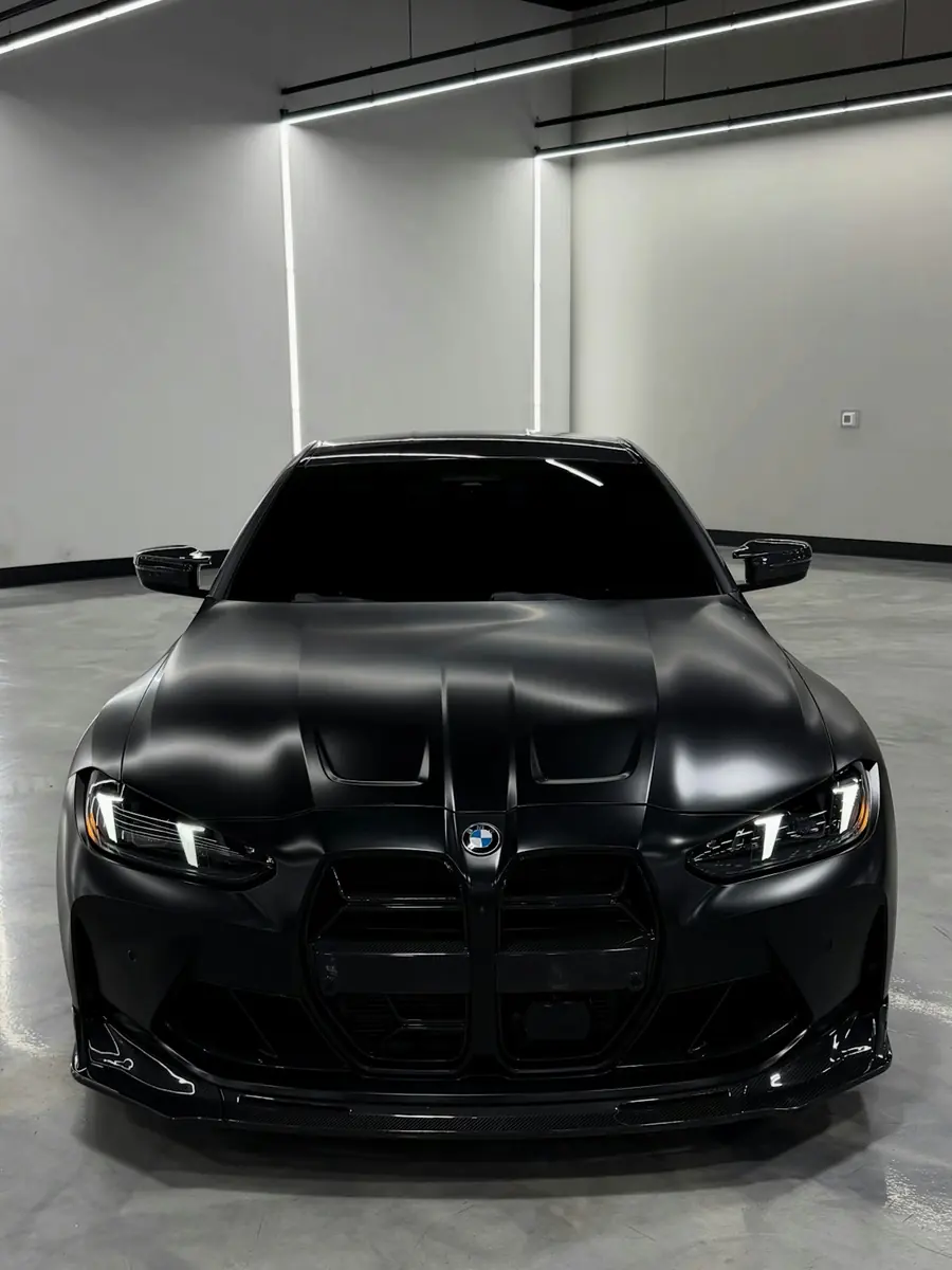 BMW recouverte d'un film noir mat