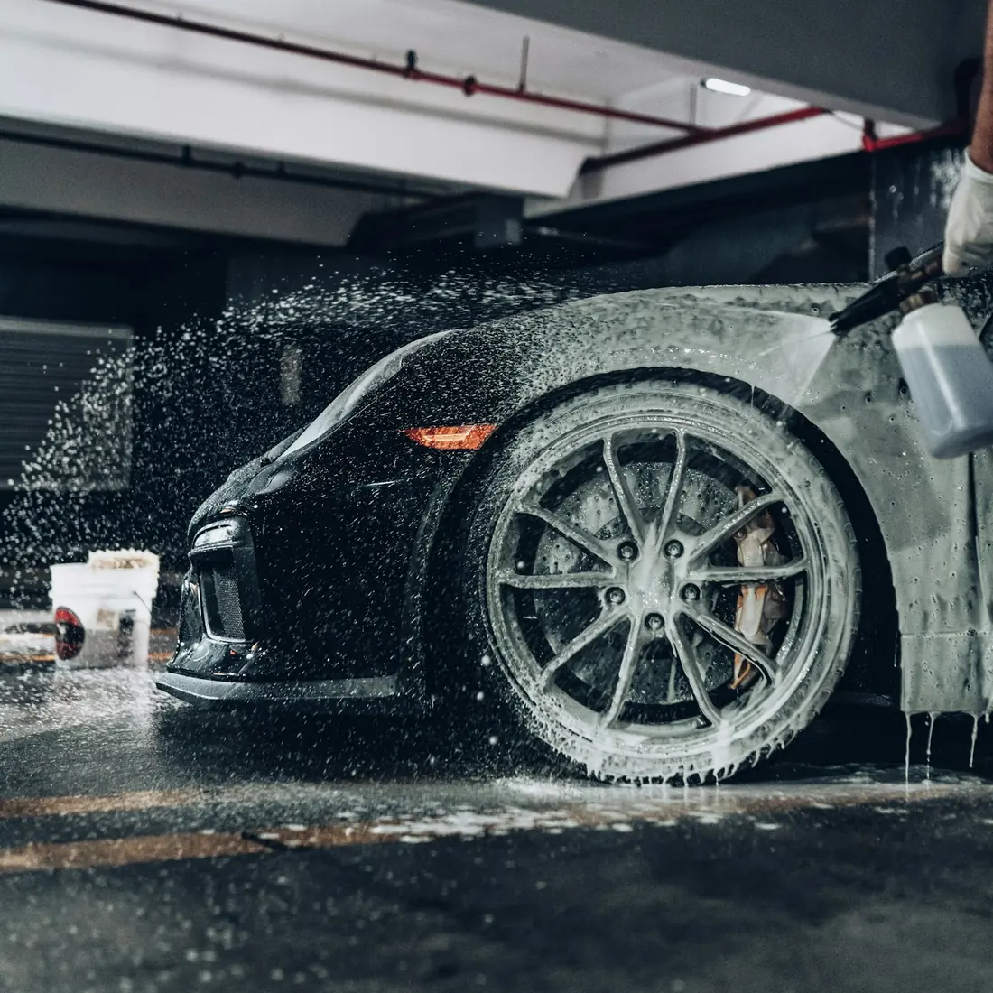 Mousse active sur une voiture de sport noire