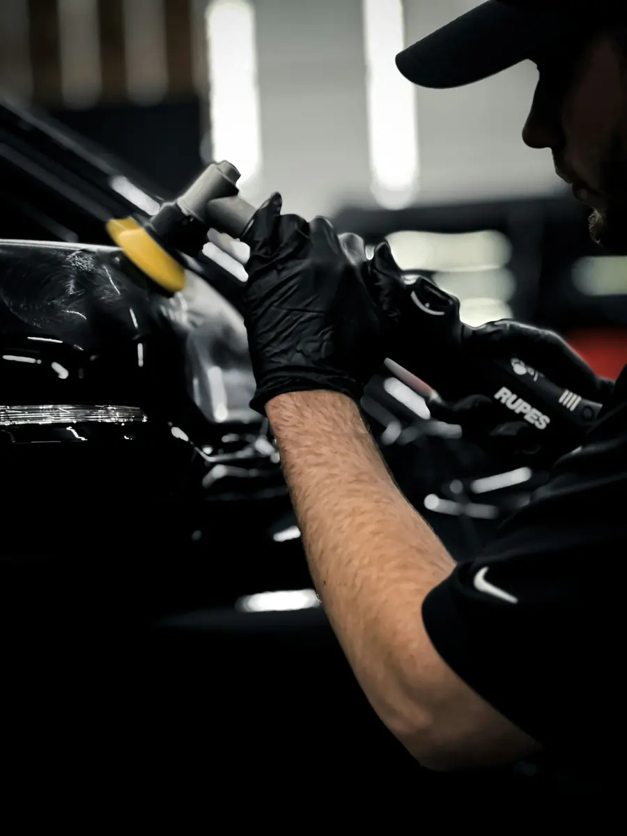 Polisseuse sur une carrosserie noire